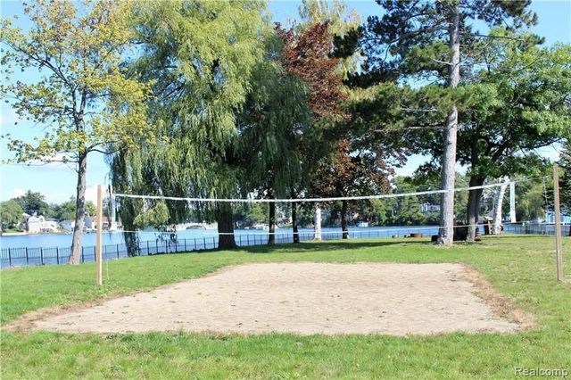 752 Preston Island, Orion Twp, MI 48362