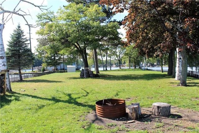 752 Preston Island, Orion Twp, MI 48362