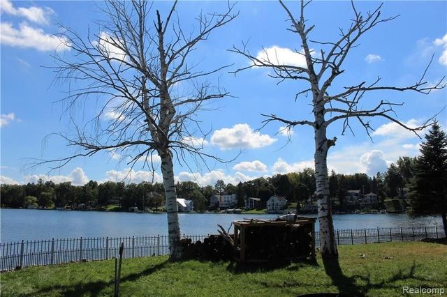 752 Preston Island, Orion Twp, MI 48362