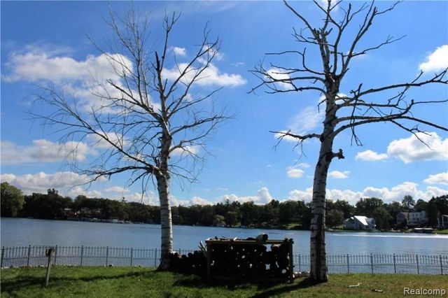 752 Preston Island, Orion Twp, MI 48362