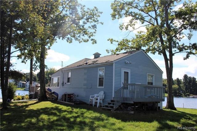 752 Preston Island, Orion Twp, MI 48362