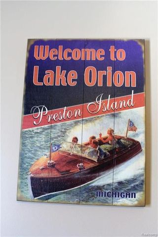 752 Preston Island, Orion Twp, MI 48362