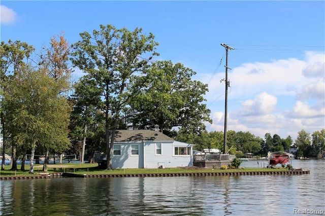 752 Preston Island, Orion Twp, MI 48362