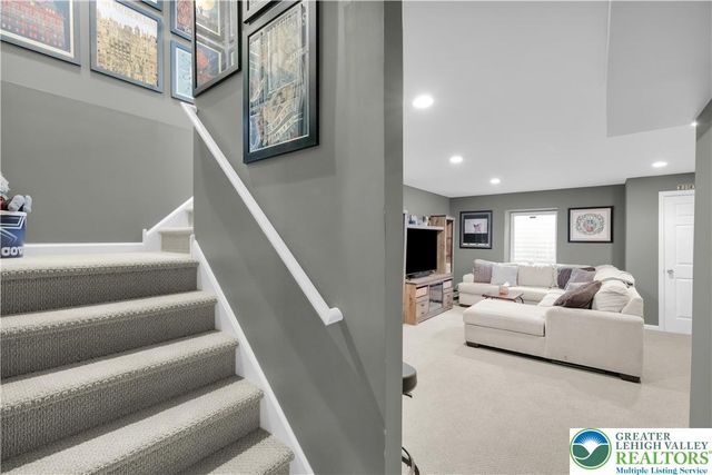 1092 King Way, Upper Macungie Twp, PA 18031