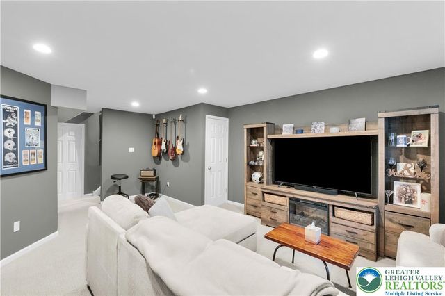 1092 King Way, Upper Macungie Twp, PA 18031