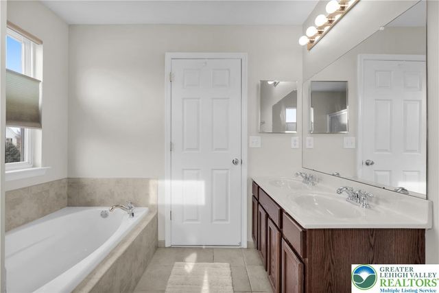 1092 King Way, Upper Macungie Twp, PA 18031