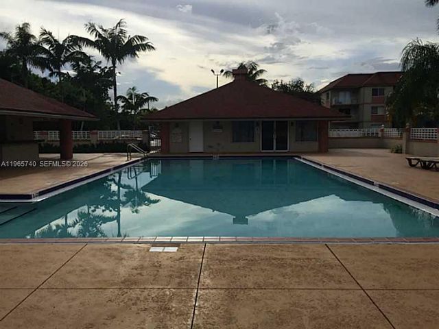 18850 NW 57th Ave 308, Hialeah, FL 33015