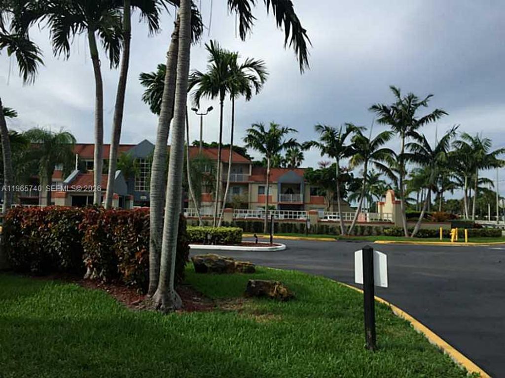 18850 NW 57th Ave 308, Hialeah, FL 33015