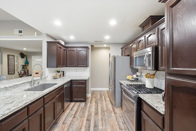 915 S Laguna Street, Visalia, CA 93292