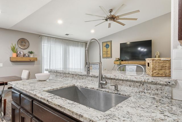 915 S Laguna Street, Visalia, CA 93292