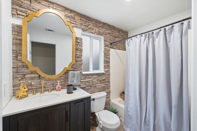 915 S Laguna Street, Visalia, CA 93292