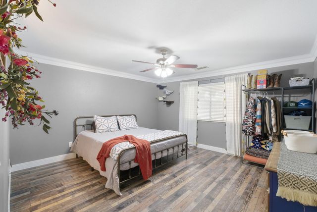 915 S Laguna Street, Visalia, CA 93292