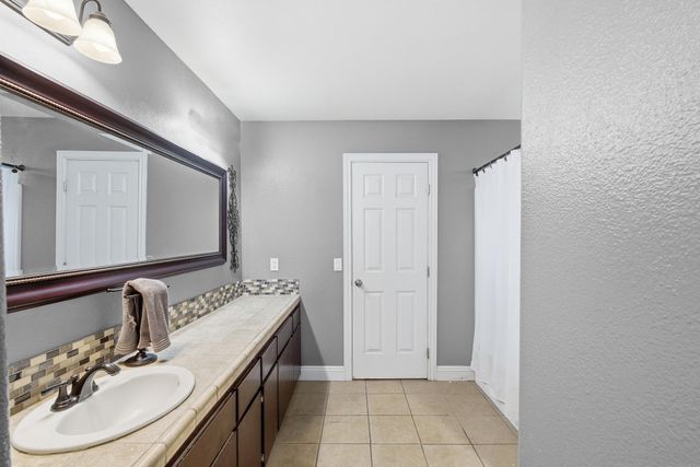 915 S Laguna Street, Visalia, CA 93292