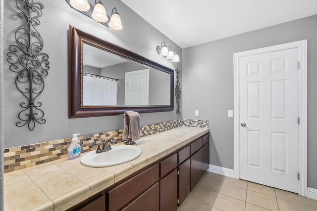 915 S Laguna Street, Visalia, CA 93292