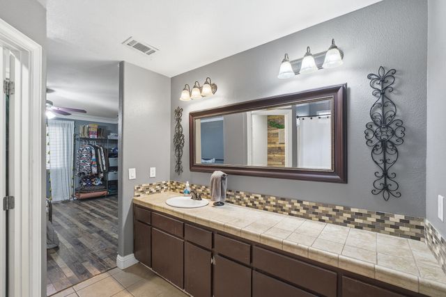 915 S Laguna Street, Visalia, CA 93292