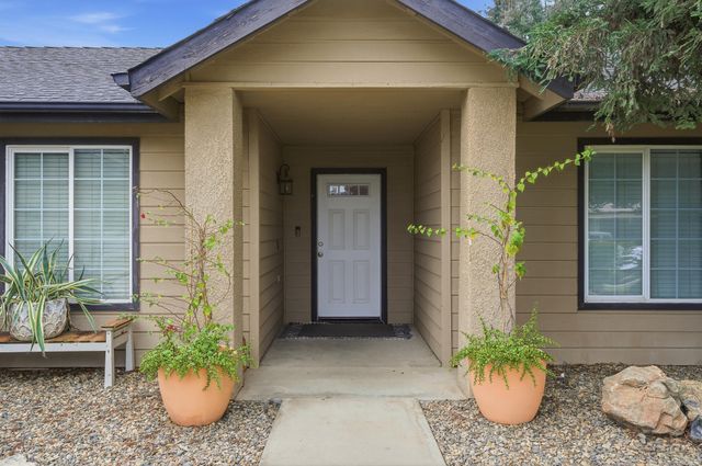 915 S Laguna Street, Visalia, CA 93292