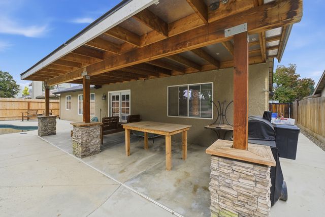 915 S Laguna Street, Visalia, CA 93292