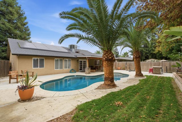 915 S Laguna Street, Visalia, CA 93292