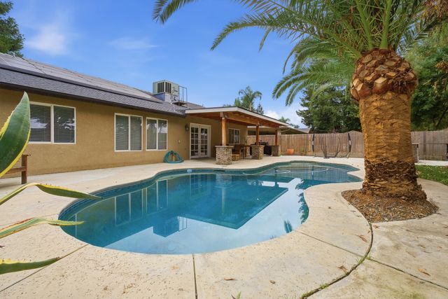 915 S Laguna Street, Visalia, CA 93292