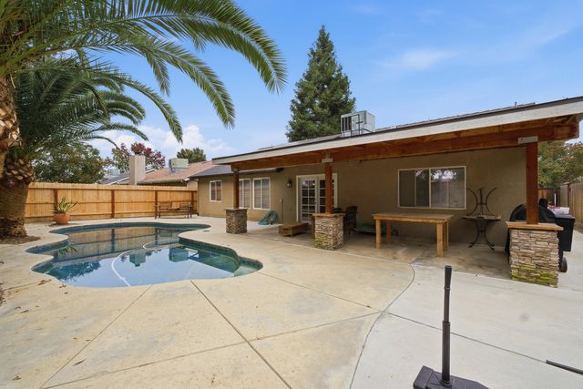 915 S Laguna Street, Visalia, CA 93292