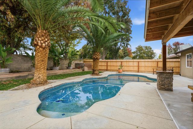 915 S Laguna Street, Visalia, CA 93292