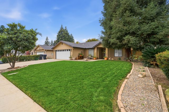 915 S Laguna Street, Visalia, CA 93292