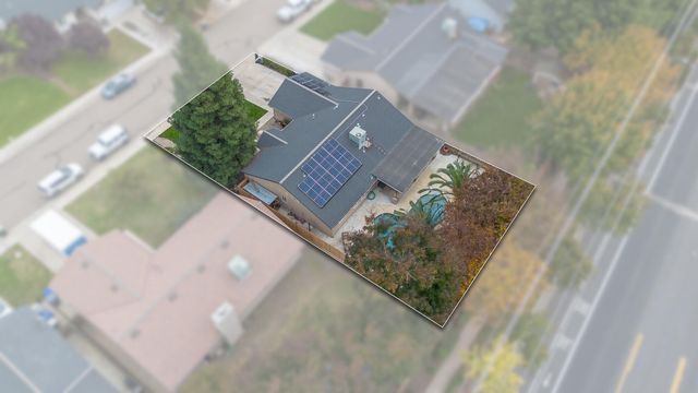 915 S Laguna Street, Visalia, CA 93292