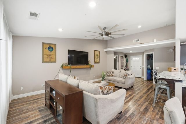 915 S Laguna Street, Visalia, CA 93292