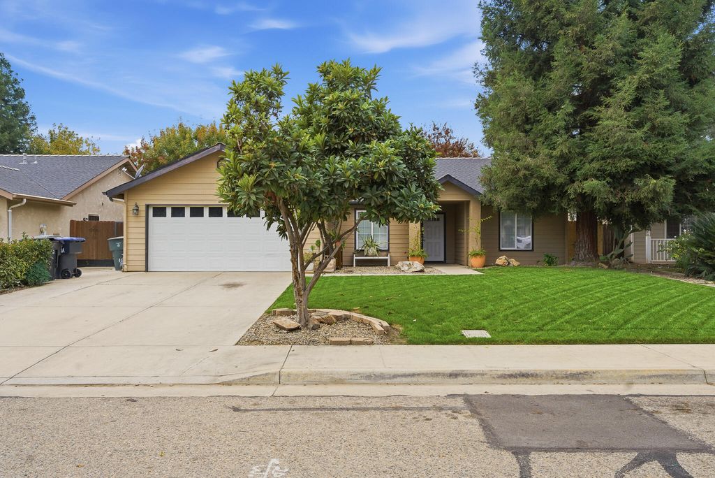 915 S Laguna Street, Visalia, CA 93292