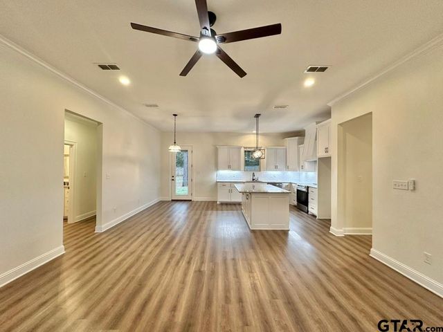 19406 Cedarpark PL, Lindale, TX 75771