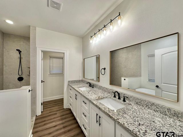 19406 Cedarpark PL, Lindale, TX 75771