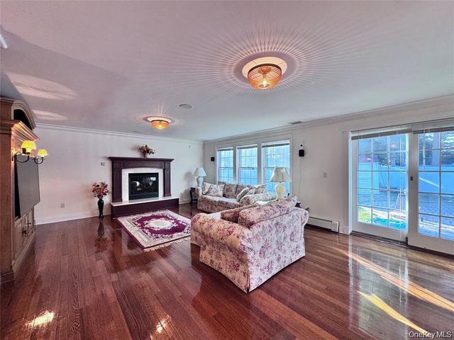 35 Moss Lane, Jericho, NY 11753