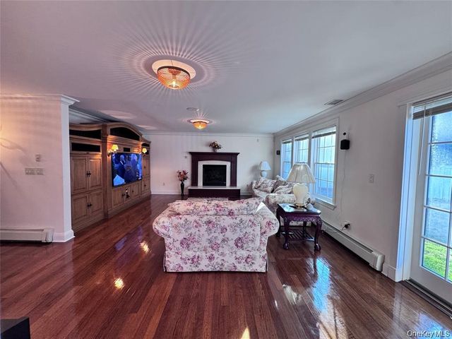 35 Moss Lane, Jericho, NY 11753