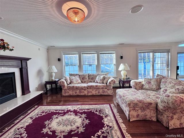 35 Moss Lane, Jericho, NY 11753