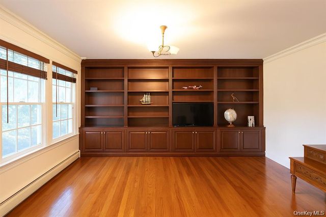 35 Moss Lane, Jericho, NY 11753