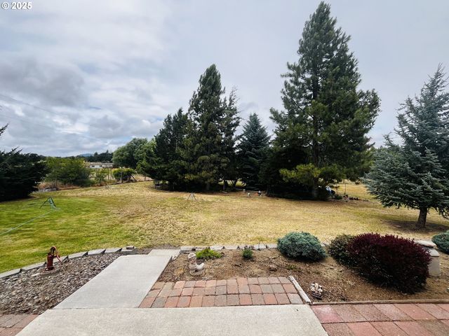 317 S WAYNE R Rd, Tygh Valley, OR 97063