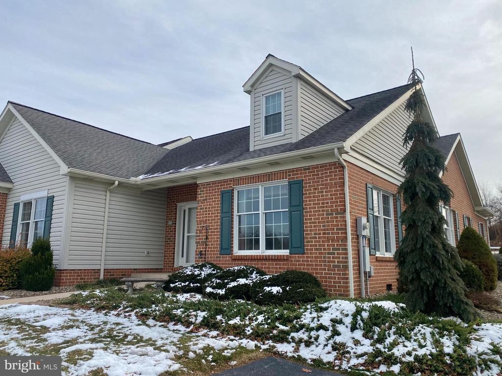1476 SPRING SIDE DR E, Chambersburg, PA 17202
