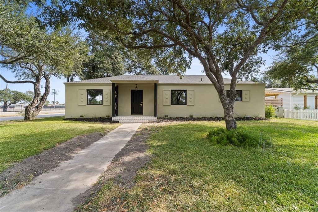 1024 E Main St, Sinton, TX 78387 — exterior