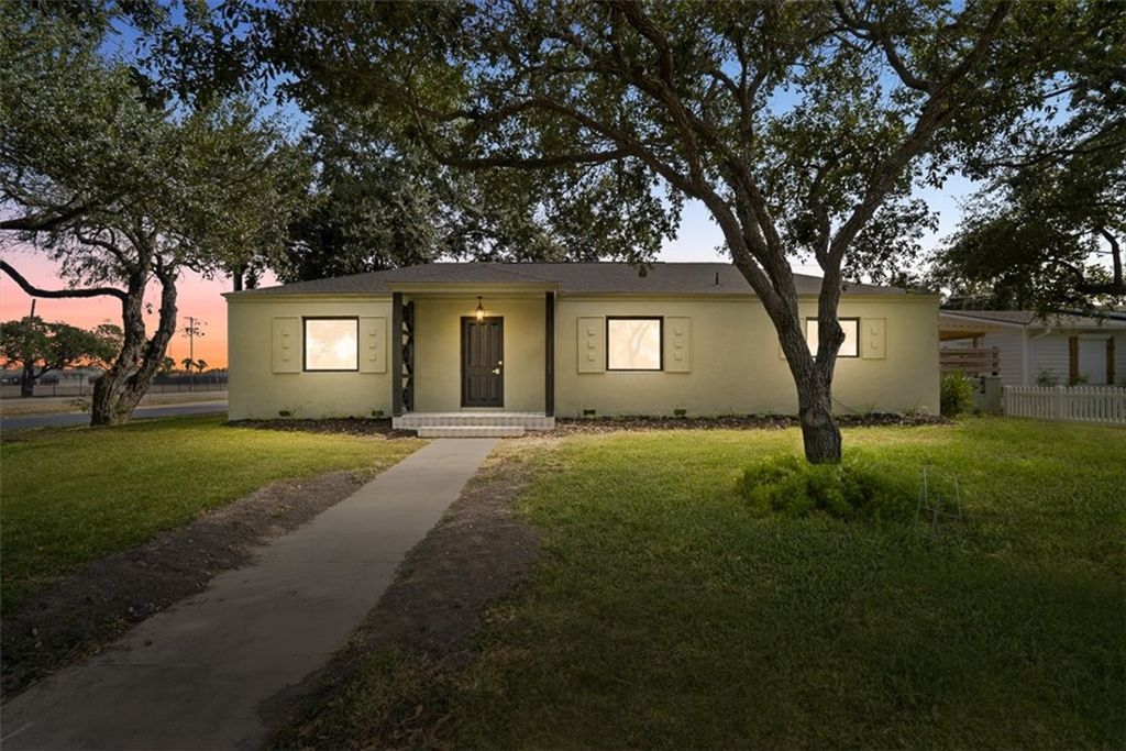 1024 E Main St, Sinton, TX 78387 — photo 2