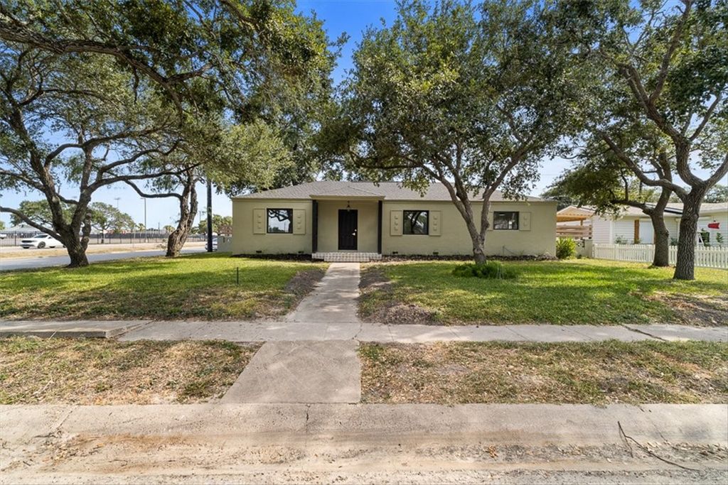 1024 E Main St, Sinton, TX 78387 — photo 3