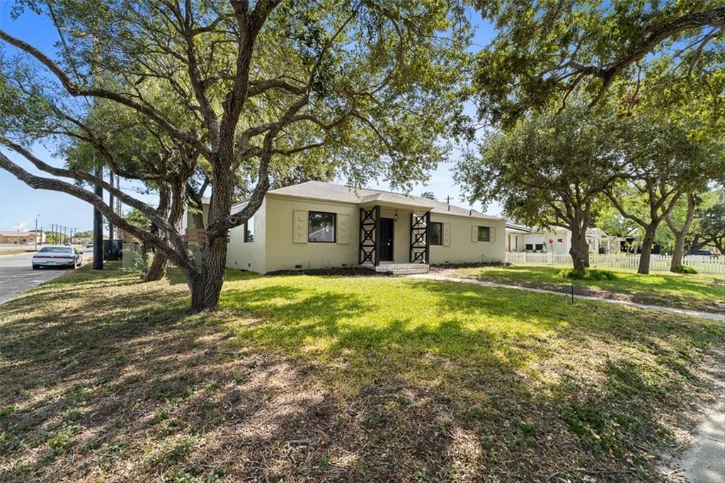 1024 E Main St, Sinton, TX 78387 — photo 4