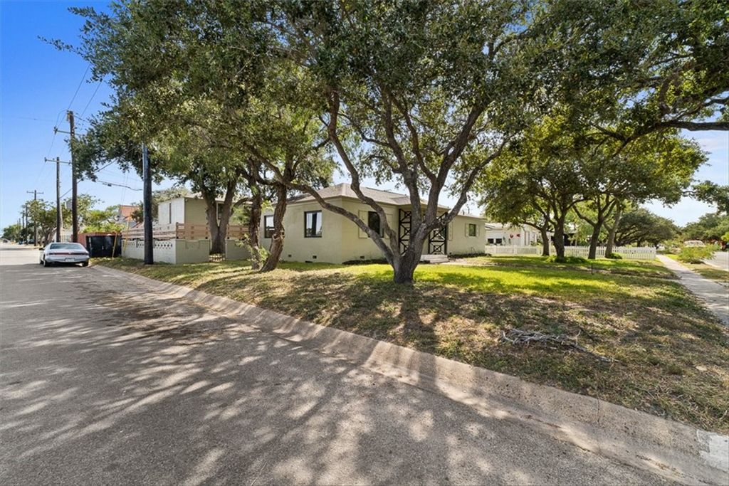 1024 E Main St, Sinton, TX 78387 — photo 5