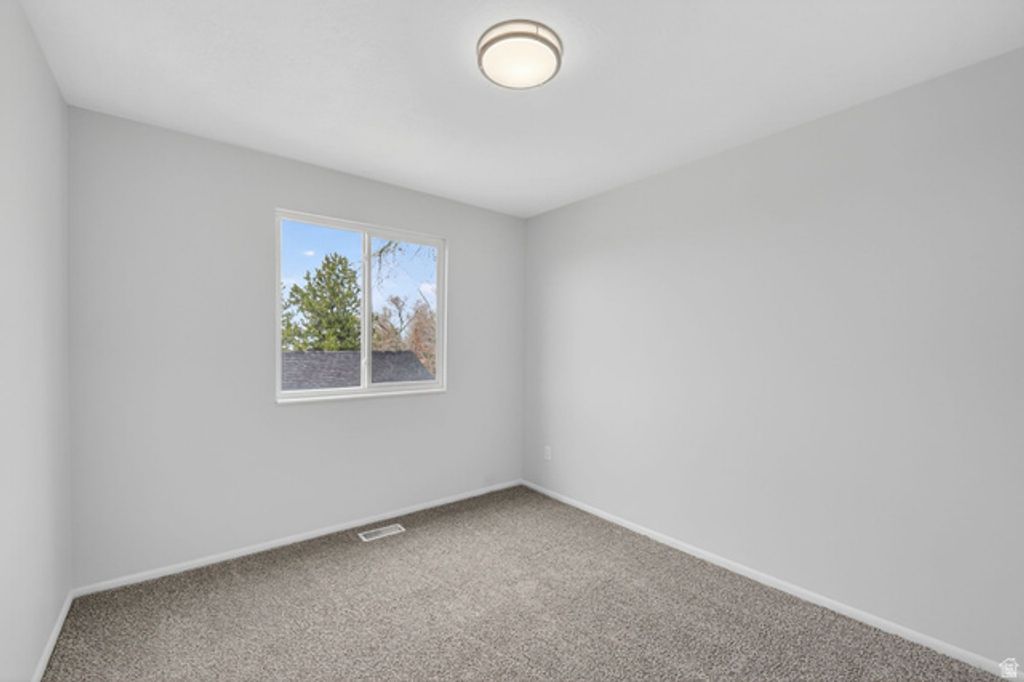 Image 18 of property listing at 9976 S TAMARA ST, Sandy, UT 84094