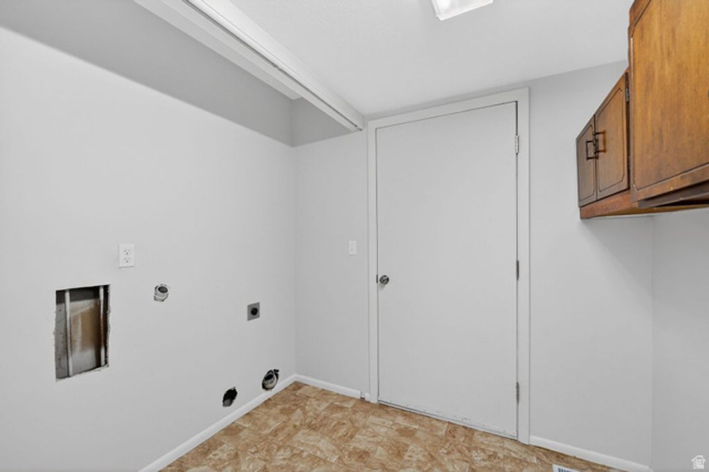 Image 21 of property listing at 9976 S TAMARA ST, Sandy, UT 84094