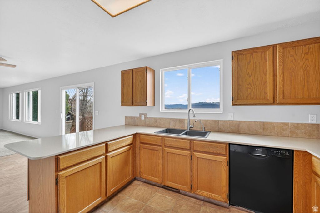 Image 5 of property listing at 9976 S TAMARA ST, Sandy, UT 84094