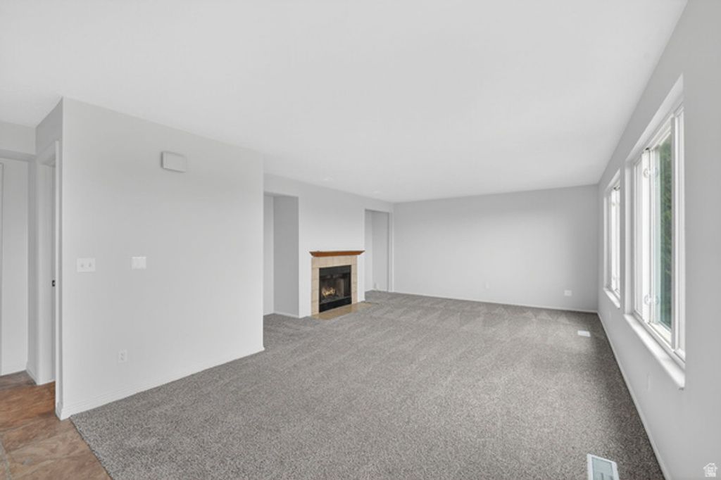 Image 9 of property listing at 9976 S TAMARA ST, Sandy, UT 84094