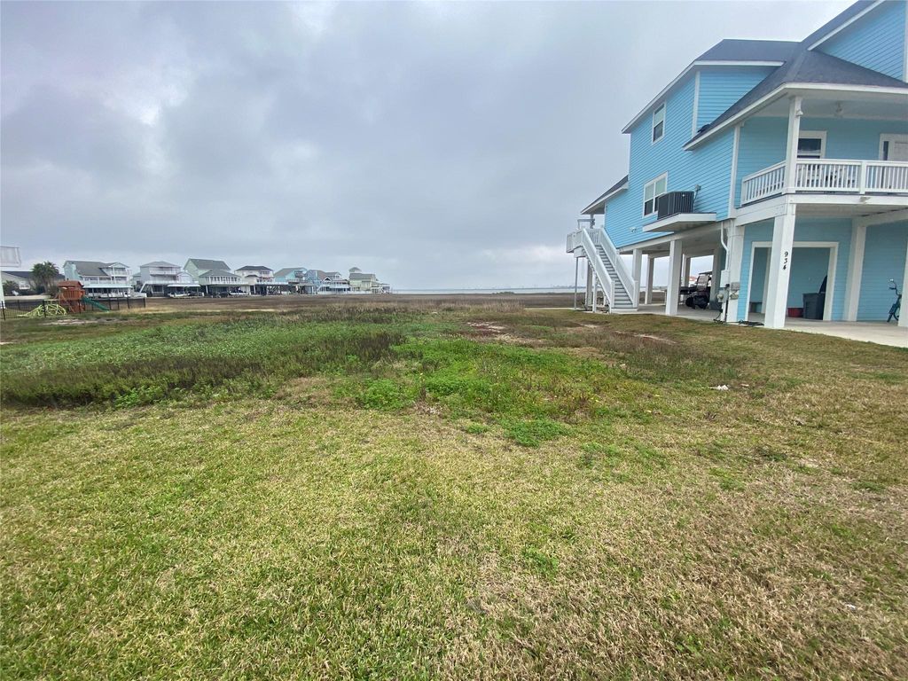 Lot 22 Tiki Drive, Tiki Island, TX 77554