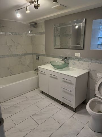 7806 S Rhodes Avenue, Chicago, IL 60619