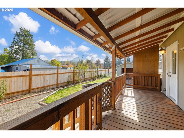 82849 MINNICK Rd, Dexter, OR 97431