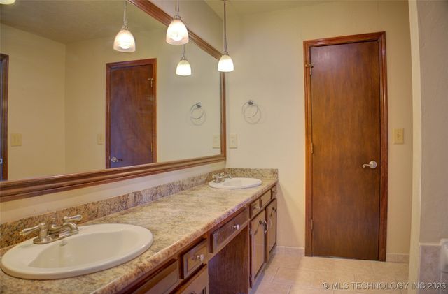 8305 S 5th Street, Broken Arrow, OK 74011